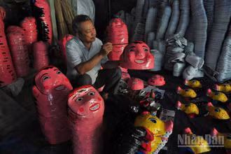 Nghệ nhân Vũ Huy Đông chế tác đồ chơi Trung thu.