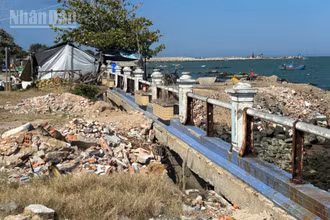 Người dân tự ý đổ xà bần ra biển tại khu vực bờ kè Bạch Đằng, phường Tuy Hòa, tỉnh Đắk Lắk, gây mất mỹ quan, ô nhiễm môi trường và ảnh hưởng hình ảnh du lịch địa phương.