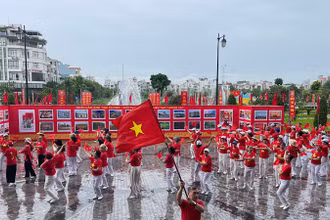Đồng diễn ca khúc "Như có Bác Hồ trong ngày vui đại thắng" tại Trung tâm văn hóa Xứ Đông tại Lễ khai mạc triển lãm ảnh. 