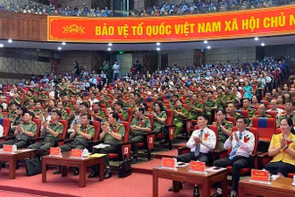 Hơn 1.200 đại biểu dự Ngày hội toàn dân bảo vệ an ninh Tổ quốc năm 2025 tại Trung tâm văn hóa Xứ Đông (phường Lê Thanh Nghị).