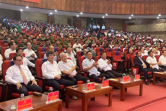 Các đại biểu dự Lễ kỷ niệm 85 năm Ngày thành lập Đảng bộ tỉnh Hải Dương.