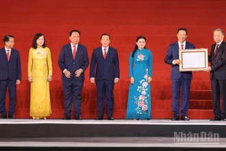 Tổng Bí thư, Chủ tịch nước Tô Lâm trao Nghị quyết của Quốc hội về thành lập thành phố Đồng Nai cho lãnh đạo thành phố Đồng Nai.