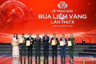 Tổng Bí thư Tô Lâm và Thủ tướng Chính phủ Phạm Minh Chính trao giải A cho các tác giả, đại diện nhóm tác giả. (Ảnh: THỦY NGUYÊN)