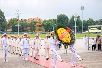 Đoàn đại biểu Cục An ninh chính trị nội bộ dâng vòng hoa vào lăng viếng Chủ tịch Hồ Chí Minh.