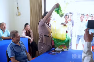 Người dân khóm 4 (phường Tân Thành, tỉnh Cà Mau) mang cá chết đến tận buổi họp dân mở rộng của chính quyền phường để chứng minh cá nuôi bị ảnh hưởng.