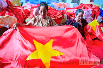 Những ngày này, tại làng nghề mọi người thợ đều hối hả ngày đêm để kịp hoàn thành hàng nghìn lá cờ gửi đi khắp mọi miền Tổ quốc.