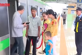 [Video] Tàu điện Hà Nội chạy thêm giờ phục vụ khách dịp Quốc khánh