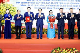 Đồng chí Phan Đình Trạc trao quyết định thành lập Đảng bộ tỉnh Đồng Nai.