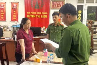 Lực lượng Cơ quan Cảnh sát điều tra Công an tỉnh Đồng Nai thi hành quyết định khởi tố, bắt tạm giam đối tượng Huỳnh Thị Liêm.
