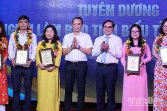 Phó Chủ tịch Ủy ban nhân dân tỉnh Đồng Nai Nguyễn Sơn Hùng và Phó Vụ trưởng, Phó trưởng Cơ quan đại diện Báo Nhân Dân tại khu vực miền nam An Văn Quang trao tặng danh hiệu nhà báo tiêu biểu tỉnh Đồng Nai.