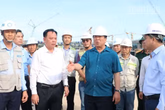 Bộ trưởng Xây dựng Trần Hồng Minh và lãnh đạo tỉnh Đồng Nai kiểm tra tại dự án sân bay quốc tế Long Thành.