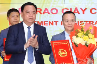 Phó Bí thư Tỉnh ủy, Chủ tịch Ủy ban nhân dân tỉnh Đồng Nai Võ Tấn Đức trao Giấy chứng nhận đầu tư cho một nhà đầu tư FDI.