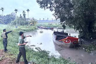 Lực lượng công an vây bắt nhóm đối tượng khai thác cát trái phép trên sông Đồng Nai.