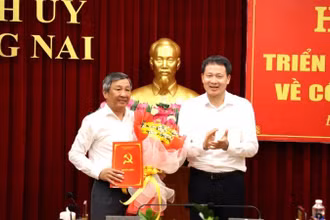 Đồng chí Vũ Hồng Văn, Bí thư Tỉnh ủy, Trưởng Đoàn đại biểu Quốc hội tỉnh Đồng Nai trao quyết định cho đồng chí Hồ Thanh Sơn. 