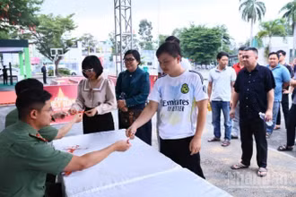 Các bạn trẻ đến nhận vòng đeo tay của hoạt động đi bộ "Cùng Việt Nam tiến bước" vào chiều 15/8 tại Trung tâm Huấn luyện và Thi đấu thể dục thể thao Đồng Nai.