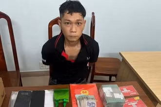 Đối tượng Đỗ Văn Được bị bắt giữ, cùng tang vật.