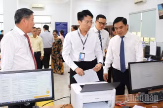Các đồng chí Ủy viên Ban Thường vụ Tỉnh ủy Đồng Nai kiểm tra việc vận hành thử nghiệm tại phường Phước Tân.
