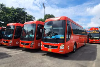 Các xe ô-tô được sử dụng để đưa, đón cán bộ từ Bình Phước sang Đồng Nai làm việc.