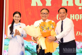 Lãnh đạo Tỉnh ủy, Ủy ban nhân dân tỉnh Đồng Nai tặng hoa chúc mừng ông Nguyễn Kim Long.