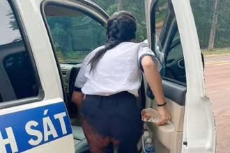 Sau sự cố, em Nguyễn Trịnh Gia Hiên được lực lượng Cảnh sát giao thông dùng xe chuyên dụng chở đến điểm thi.