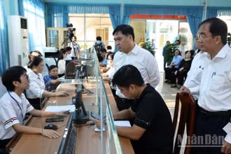 Lãnh đạo phường Trấn Biên kiểm tra việc giải quyết thủ tục tại Trung tâm phục vụ hành chính công.