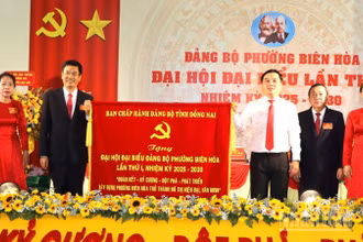 Đồng chí Hồ Văn Nam trao bức trướng của Ban Chấp hành Đảng bộ tỉnh Đồng Nai tặng đại hội.