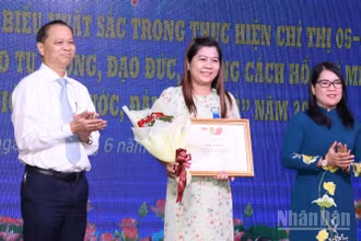 Lãnh đạo Tỉnh ủy Đồng Nai và Liên đoàn Lao động tỉnh tuyên dương cá nhân tiêu biểu.