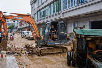 Công tác dọn dẹp vệ sinh sau mưa lũ ở thôn Hoàng Hoa, thị trấn Thạch Giác, huyện Phật Cương, thành phố Thanh Viễn, tỉnh Quảng Đông, Trung Quốc. (Ảnh: Tân Hoa xã)