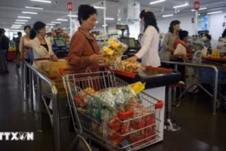 Người dân mua hàng hóa trong siêu thị tại Bình Nhưỡng, Triều Tiên. (Ảnh: AFP/TTXVN)