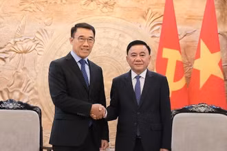Thường trực Ban Bí thư Trần Cẩm Tú tiếp Quyền Trưởng Ban Đối ngoại Trung ương Đảng Nhân dân Cách mạng Lào Bounleua Phandanouvong. (Ảnh: AN ĐĂNG/TTXVN)