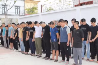 Các đối tượng trong đường dây lừa đảo bị bắt giữ. (Ảnh: CANA)