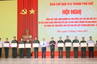 Ban Chỉ đạo 515 thành phố Huế trao Bằng khen tặng 15 cá nhân có thành tích xuất sắc trong thực hiện nhiệm vụ.