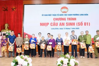 Ủy ban Mặt trận Tổ quốc Việt Nam phường Long Biên tổ chức chương trình “Nhịp cầu an sinh" nhân dịp kỷ niệm 78 năm ngày Thương binh - Liệt sĩ.