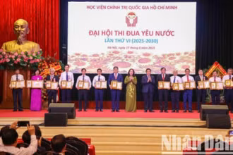 Đồng chí Nguyễn Xuân Thắng, Ủy viên Bộ Chính trị, Giám đốc Học viện Chính trị quốc gia Hồ Chí Minh, Chủ tịch Hội đồng Lý luận Trung ương và đồng chí Võ Thị Ánh Xuân, Ủy viên Trung ương Đảng, Phó Chủ tịch nước, Phó Chủ tịch thứ nhất Hội đồng Thi đua - Khen thưởng Trung ương tặng bằng khen biểu dương, tôn vinh các cá nhân điển hình tiên tiến. (Ảnh: DUY LINH)