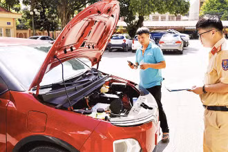 Cán bộ Cảnh sát giao thông Công an tỉnh Lạng Sơn kiểm tra phương tiện để đăng ký xe cho người dân.
