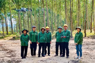 Sử dụng drone để tuần tra rừng tại Công ty TNHH Lâm nghiệp Sông Kôn. (Ảnh: GIZ/VŨ THÀNH)