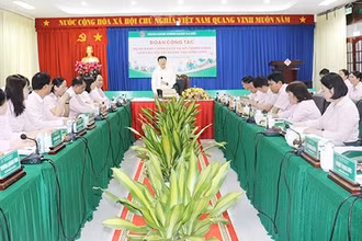 Đoàn công tác Ngân hàng Chính sách xã hội Trung ương làm việc với chi nhánh.