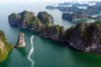 Thiên nhiên tươi đẹp và hùng vĩ nơi vịnh Lan Hạ, thuộc vùng di sản thiên nhiên thế giới Vịnh Hạ Long-Quần đảo Cát Bà. Ảnh: Khiếu Minh