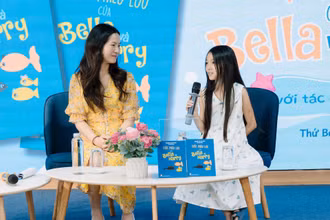 TS Nguyễn Thị Thu Hiền và con gái Lê Bảo Hân trong buổi giới thiệu sách tại Hà Nội, cuối tháng 7/2025. (Nguồn NXB Kim Đồng)
