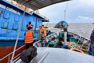 Tàu Hải đội 2 Biên phòng Sóc Trăng triển khai cứu nạn các thuyền viên.