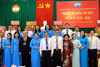Lãnh đạo thành phố Cần Thơ chụp ảnh với Ban Chấp hành mới.