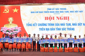Lãnh đạo tỉnh Sóc Trăng trao quà và nhà cho hộ nghèo.