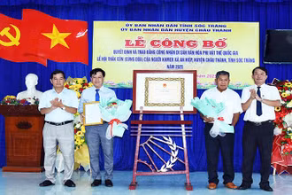 Trao Quyết định của Bộ Văn hóa, Thể thao và Du lịch đưa Lễ hội Thắk Côn vào Danh mục di sản văn hóa phi vật thể quốc gia.