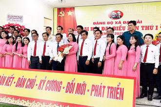 Đồng chí Huỳnh Hoàng Mến, quyền Tổng biên tập Báo và Đài Phát thanh-Truyền hình Cần Thơ, tặng hoa Ban Chấp hành Đảng bộ xã Đại Hải.