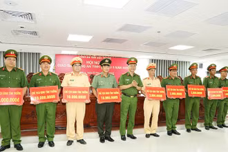 Đại tá Bùi Đức An, Phó Giám đốc Công an tỉnh Sóc Trăng trao thưởng cho các tập thể, cá nhân ( ảnh Minh Tấn)