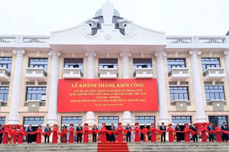Các đại biểu cắt băng khánh thành Nhà văn hóa nghệ thuật tỉnh Phú Thọ.