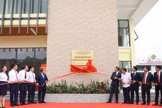 Các đại biểu kéo biển khánh thành công trình chào mừng Đại hội Đảng bộ Tập đoàn Hóa chất Việt Nam.