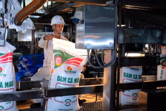Hình ảnh dây chuyền đóng bao tại Nhà máy Đạm Cà Mau.