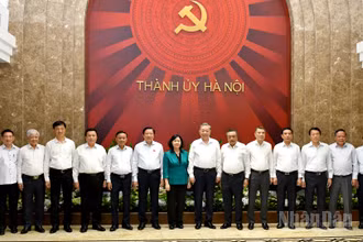 Tổng Bí thư Tô Lâm với các đồng chí lãnh đạo Đảng, Nhà nước và Ban Thường vụ Thành ủy Hà Nội.