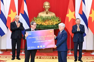 Tổng Bí thư Tô Lâm và Bí thư Thứ nhất, Chủ tịch nước Cộng hòa Cuba Miguel Diaz-Canel Bermudez chứng kiến Lễ trao tặng lần I món quà 385 tỷ đồng của Đảng, Nhà nước và nhân dân Việt Nam tặng nhân dân Cuba. 